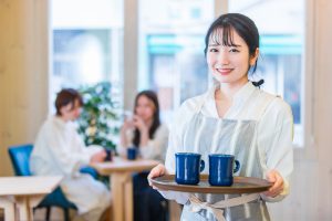 飲食店で働く女性