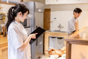 売上予測をする飲食店店員