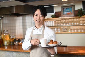 飲食店開業する経営者